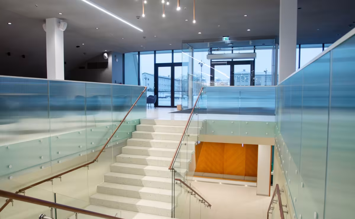 Vaade fuajeele, garderoobile ja v&auml;ljakule.