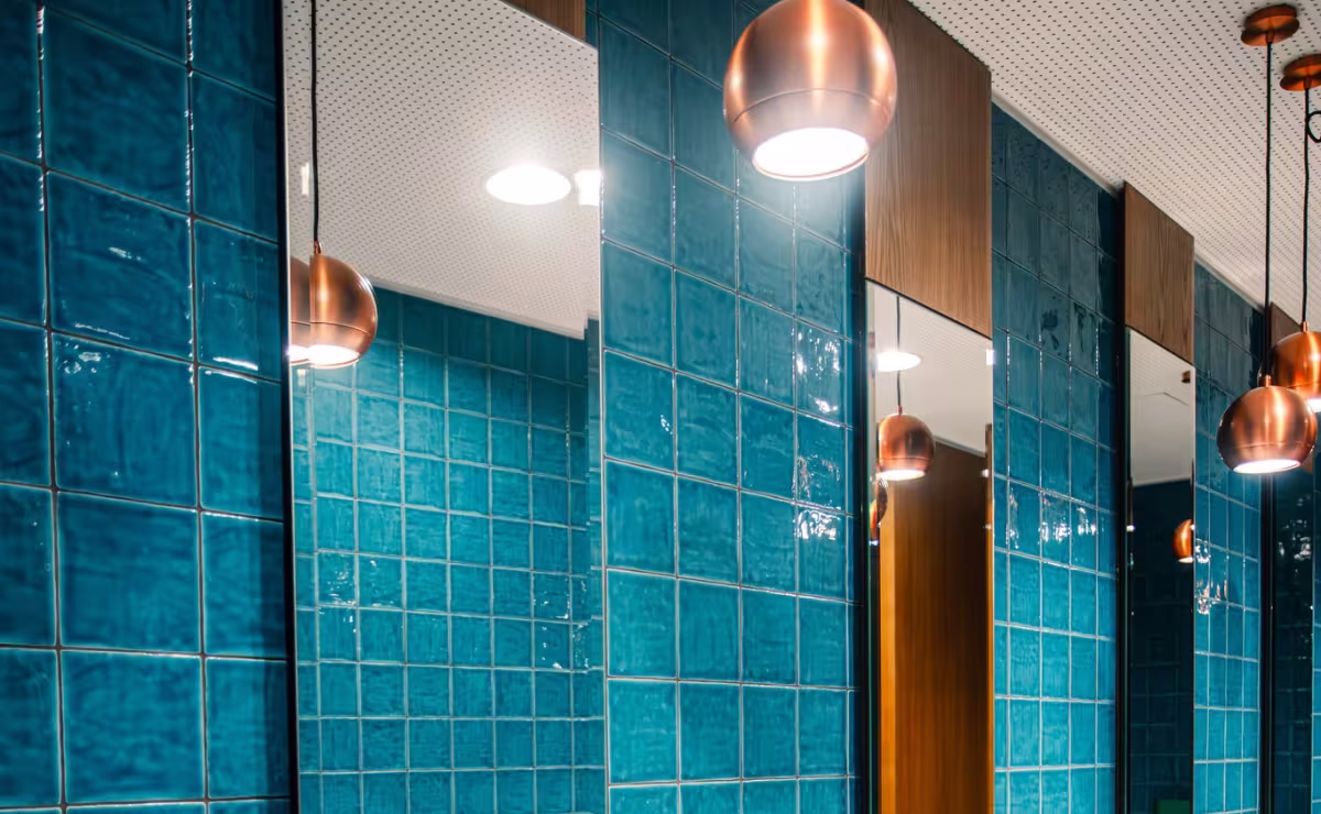 Tualettruumides kohtuvad sinakasrohelised toonid vasega.