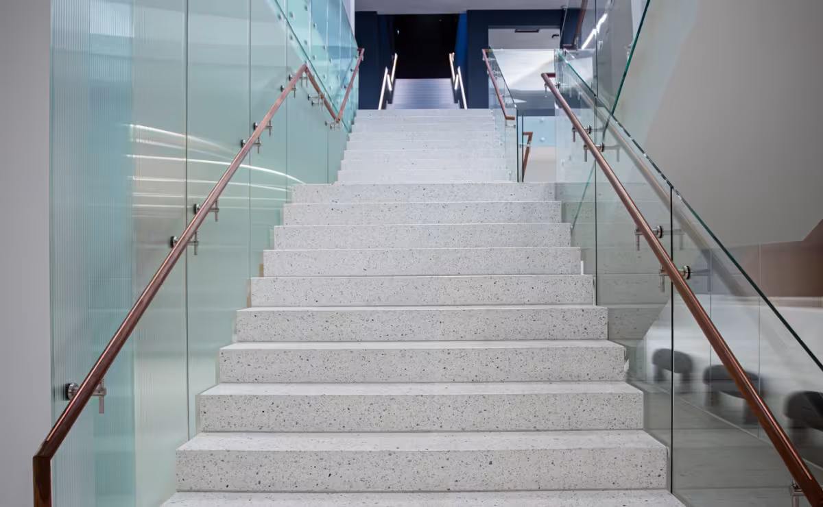 Garderoobidest juhatab &uuml;lakorrusele t&auml;histaevas.