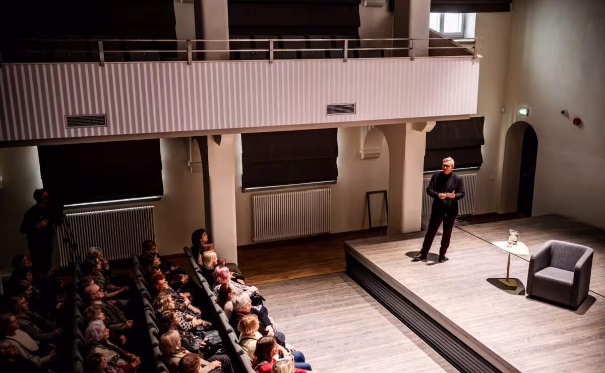 Mart Kalm annab loengut.