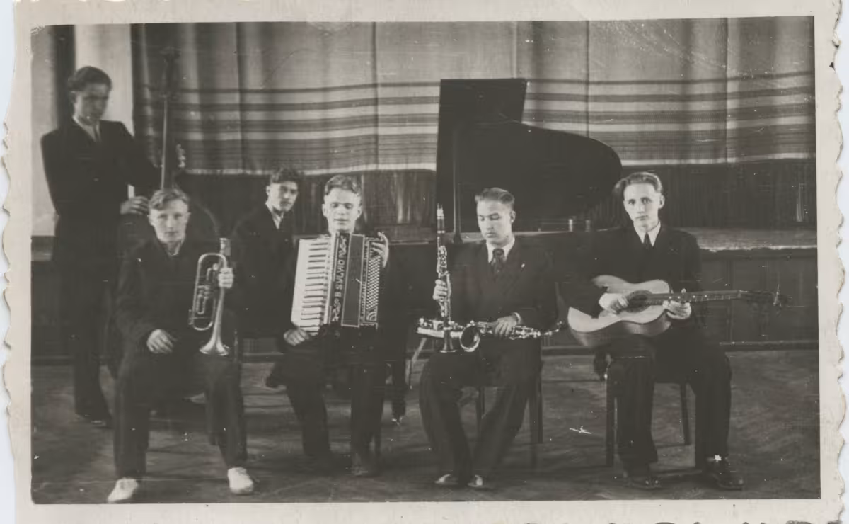 Rakvere 1. keskkooli ansambel 1952. aastal. Fotol (vasakult) Kaljo Gutmann, Tiit Tralla, Arvo P&auml;rt (klaveri taga), Ivo Kerge, Tiit Varts, Mati &Uuml;llaste. Foto: Arvo P&auml;rdi Keskus