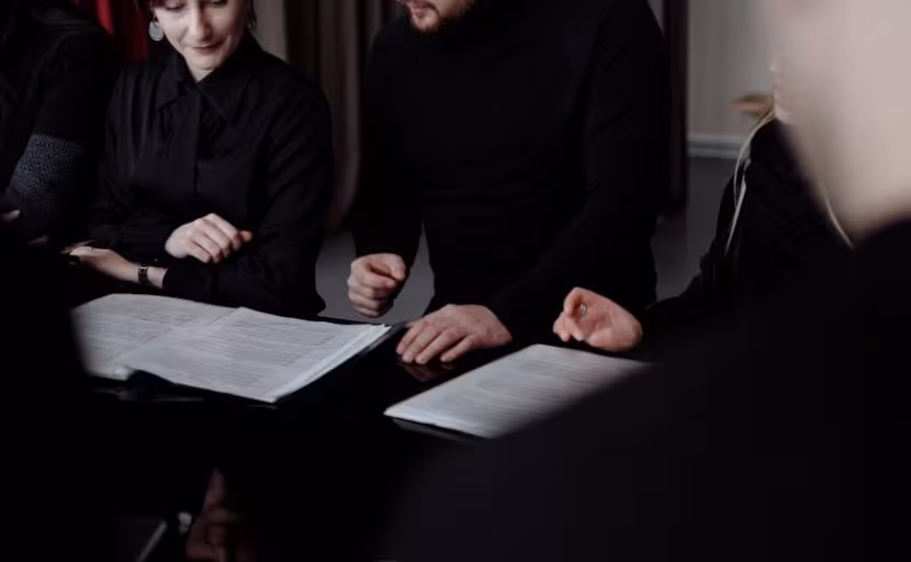 Inimesed loevad pabereid