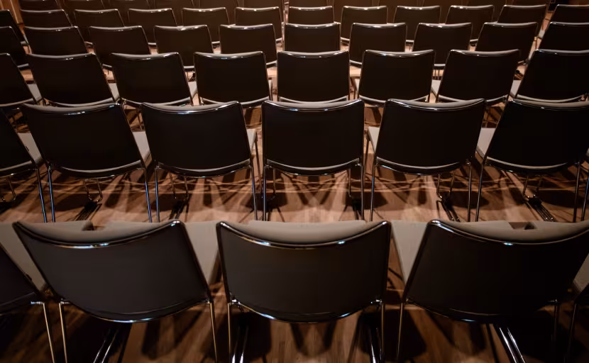 Kammersaali toolid m&auml;ngivad &uuml;ksinduses veel varjudega, kuni publik kohale j&otilde;uab.