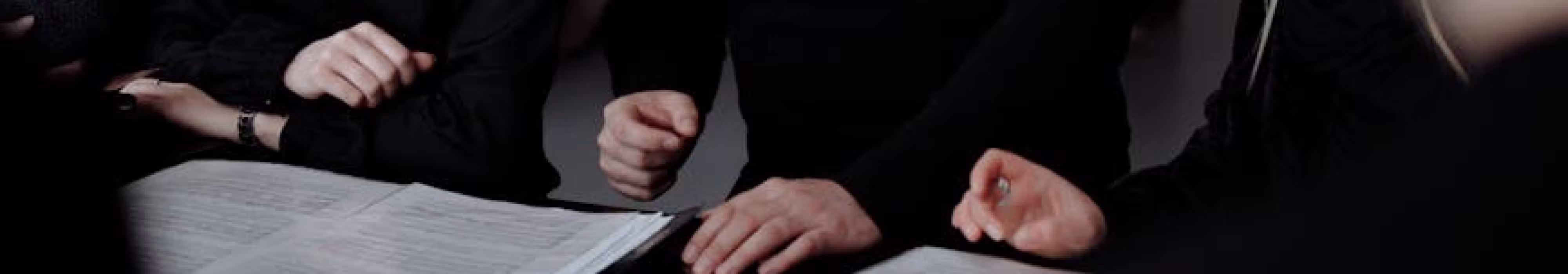 Inimesed loevad pabereid