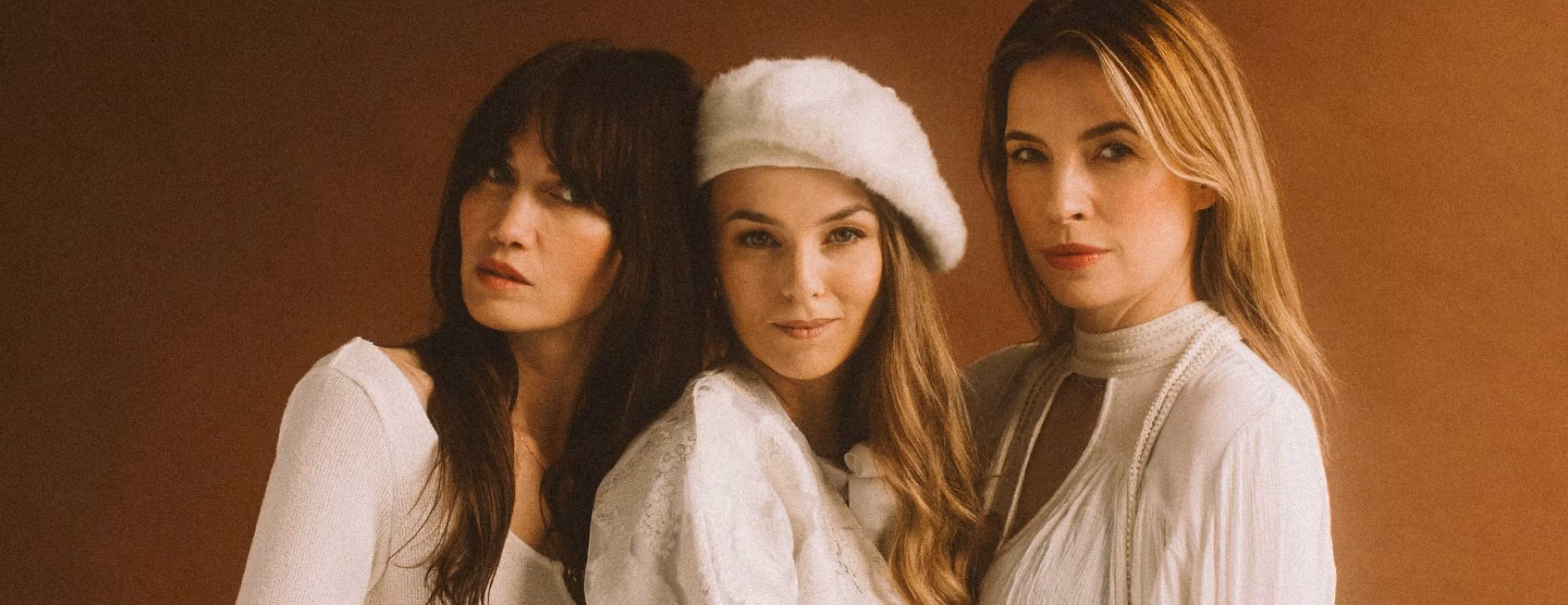 Kummardus Joni Mitchellile. Liisi Koikson, Marianne Leibur, Anna P&auml;rnoja